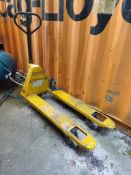 Hand operated pallet truck (2000kg SWL)