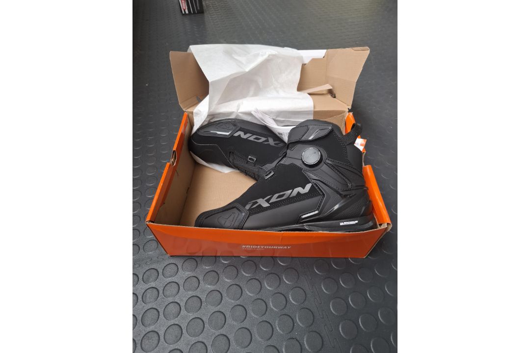 Ixon Bull 2 WP Black motorcycle boots, size EUR44, RRP £149.99 - Image 3 of 4