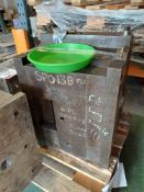 Plastic injection moulding tool to produce flan dish