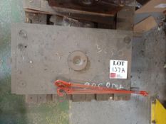 Plastic injection moulding tool to produce triple legged hanger