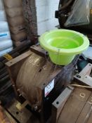 Plastic injection moulding tool to produce hanging flower basket
