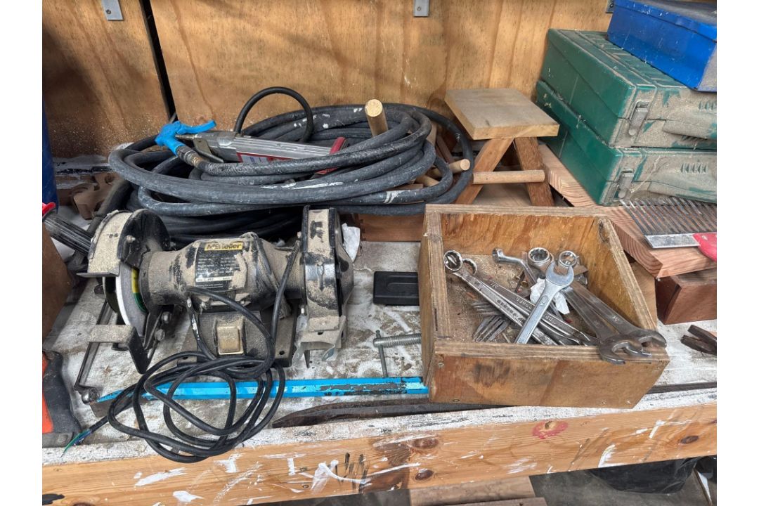 Contents of work bench to include various hand tools, double ended grinder, crowbars and air hose as - Image 3 of 6