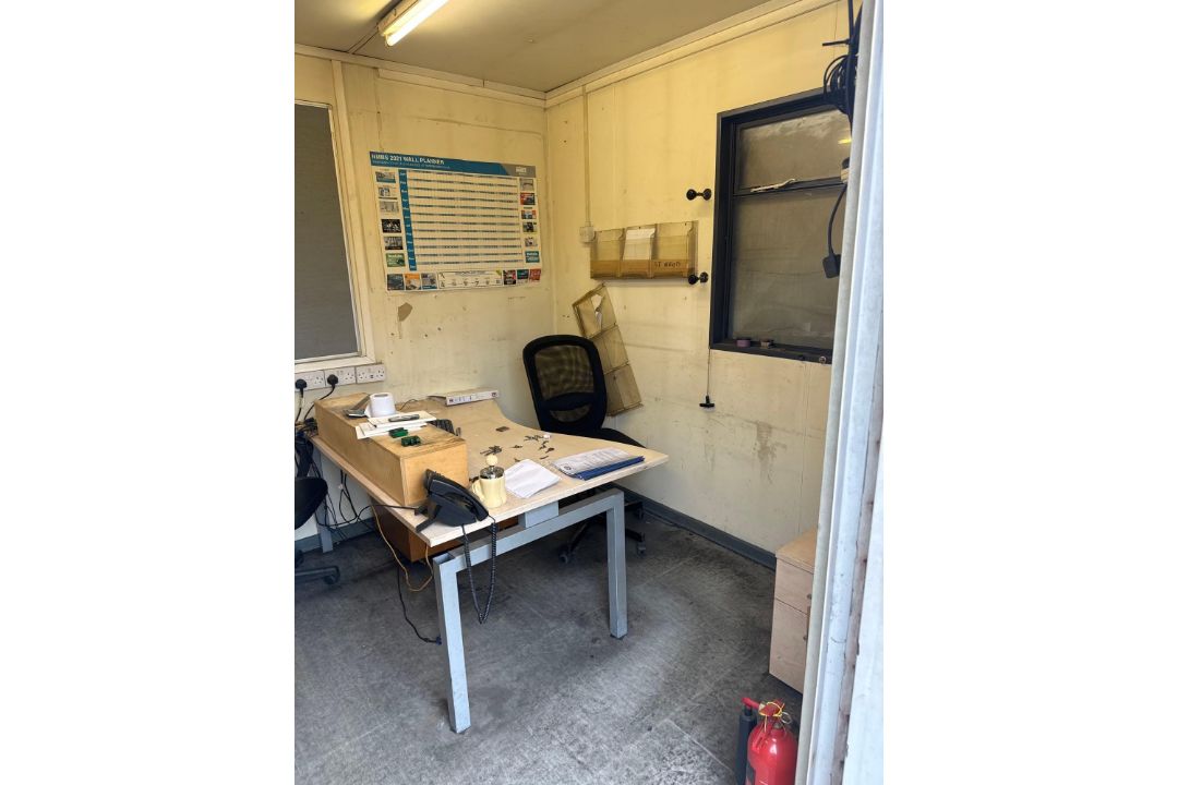 12'x9' jack leg office unit with contents to include desk, three office chairs, bench style stager u - Image 3 of 7