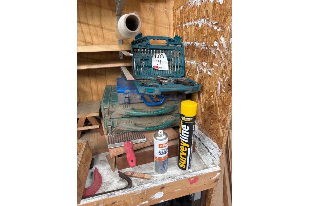 Contents of work bench to include various hand tools, double ended grinder, crowbars and air hose as - Image 2 of 6