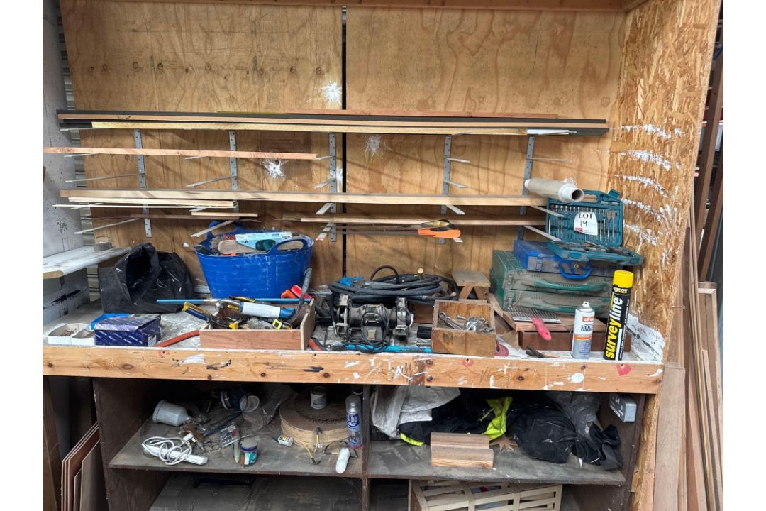 Contents of work bench to include various hand tools, double ended grinder, crowbars and air hose as - Image 1 of 6