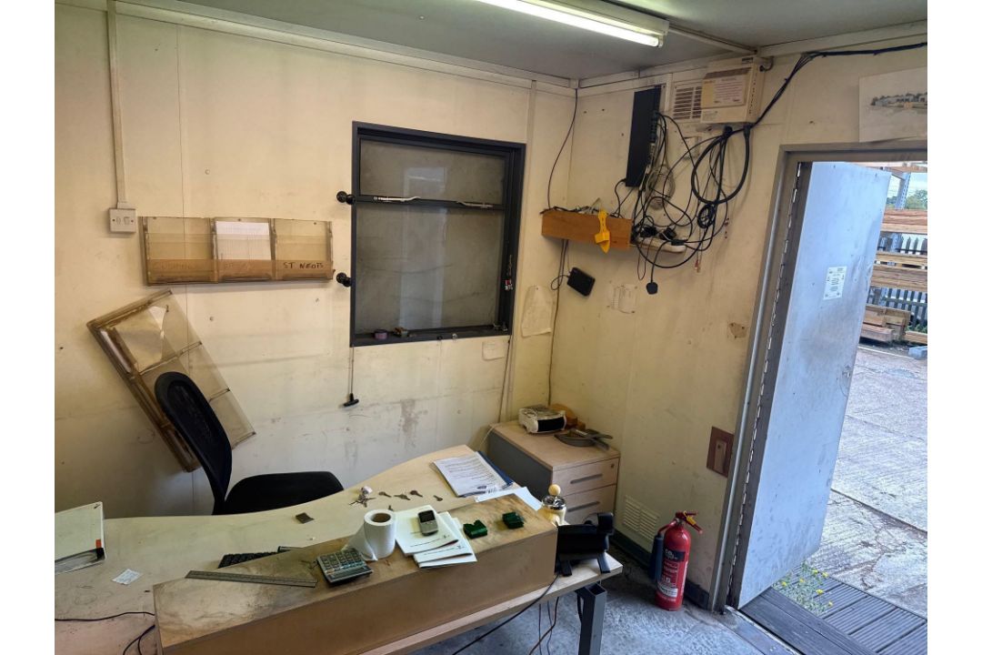 12'x9' jack leg office unit with contents to include desk, three office chairs, bench style stager u - Image 5 of 7