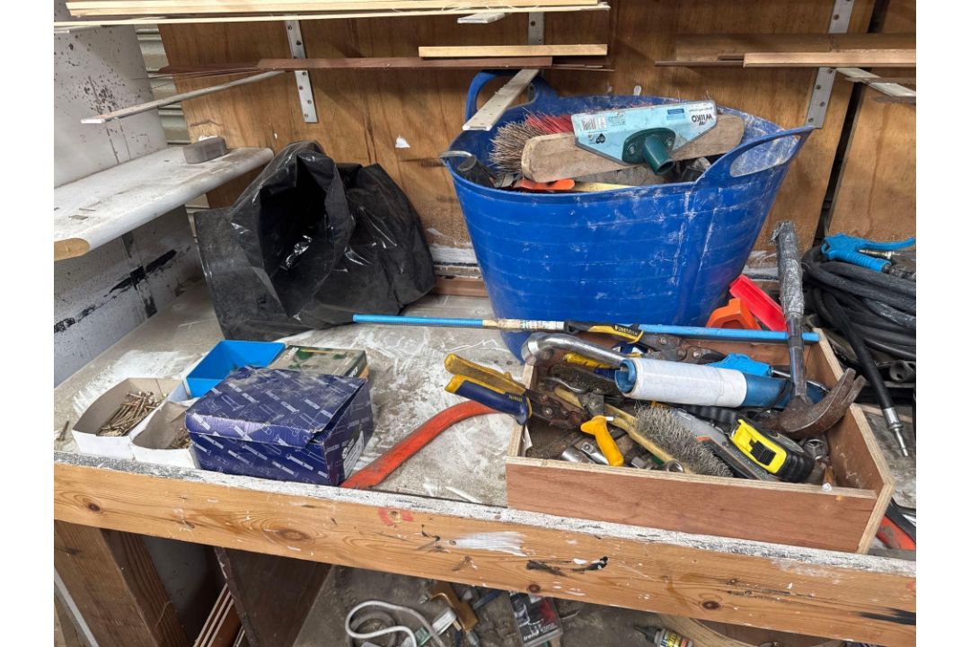 Contents of work bench to include various hand tools, double ended grinder, crowbars and air hose as - Image 4 of 6