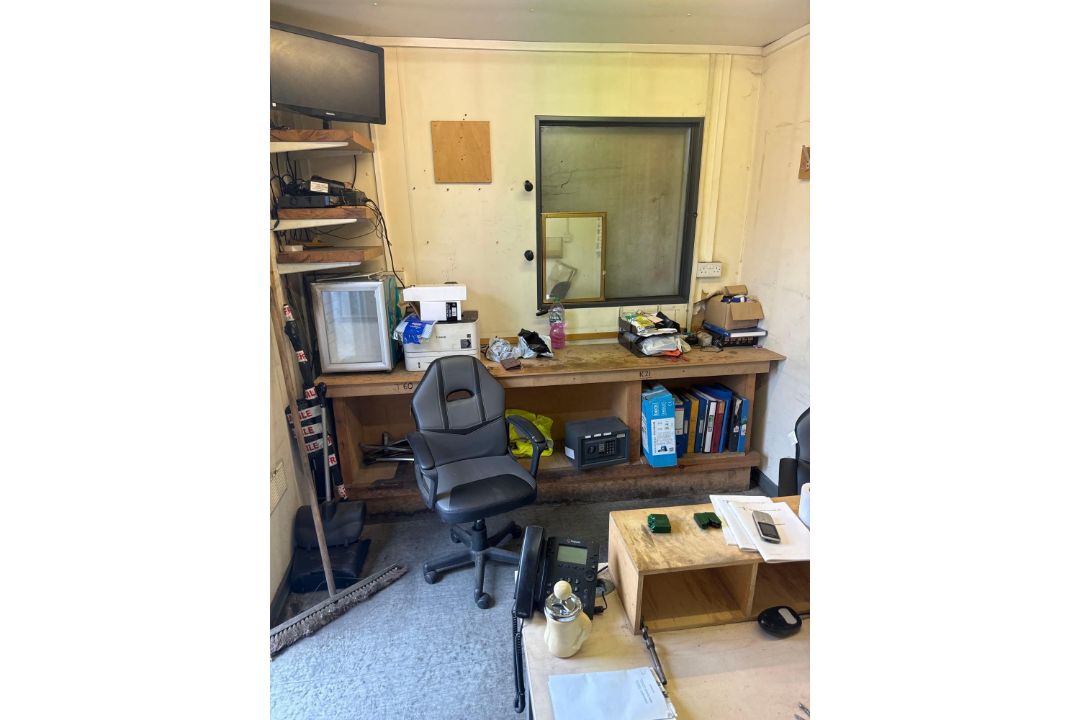 12'x9' jack leg office unit with contents to include desk, three office chairs, bench style stager u - Image 4 of 7