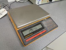 Sartorius Universal U400P bench top digital weigh scales, serial no. 78120098