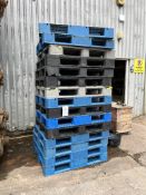 Approx. 18 x plastic pallets