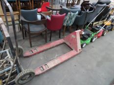 Pallet Truck (Spares or Repair). Please note there is a £5 plus VAT Lift Out Fee on this lot