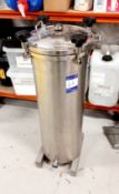 Vertical pressure vessel