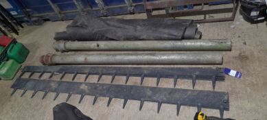 5 x metal lawn edgings approx.. 2.5m, 2 x metal posts
