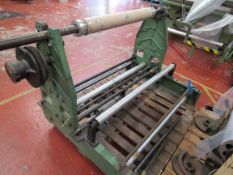 Pneumatic floating unwind unit