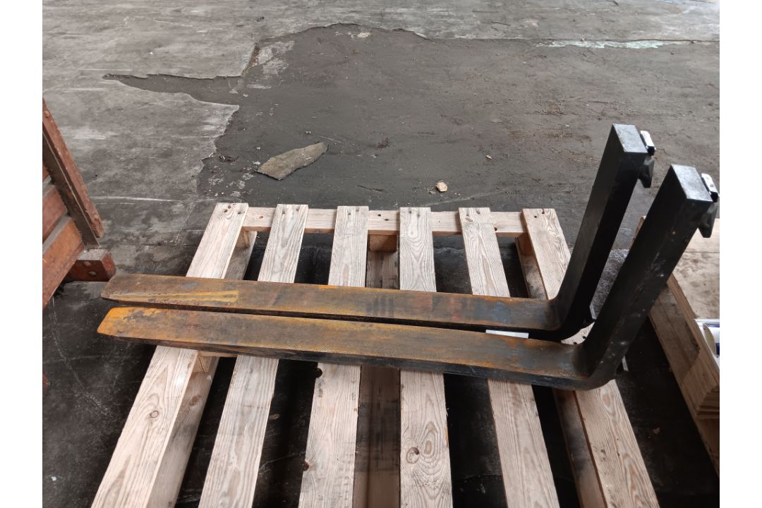 Pair forklift truck forks (bent) 4ft - Image 3 of 3