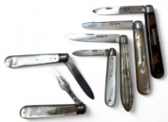 An Edwardian travelling silver fruit knife and fork, mother of pearl scales, Robert Pringle &