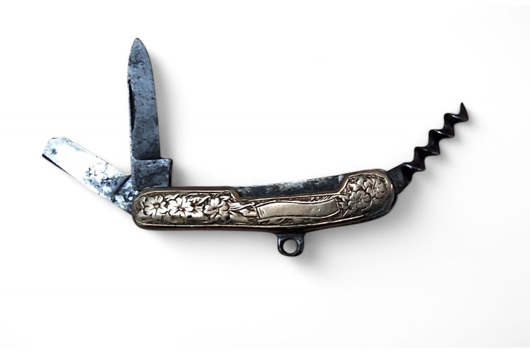 A late 19th/early 20th century novelty 9ct gold 'pistol grip' miniature pocket knife pendant, 9ct - Image 2 of 3