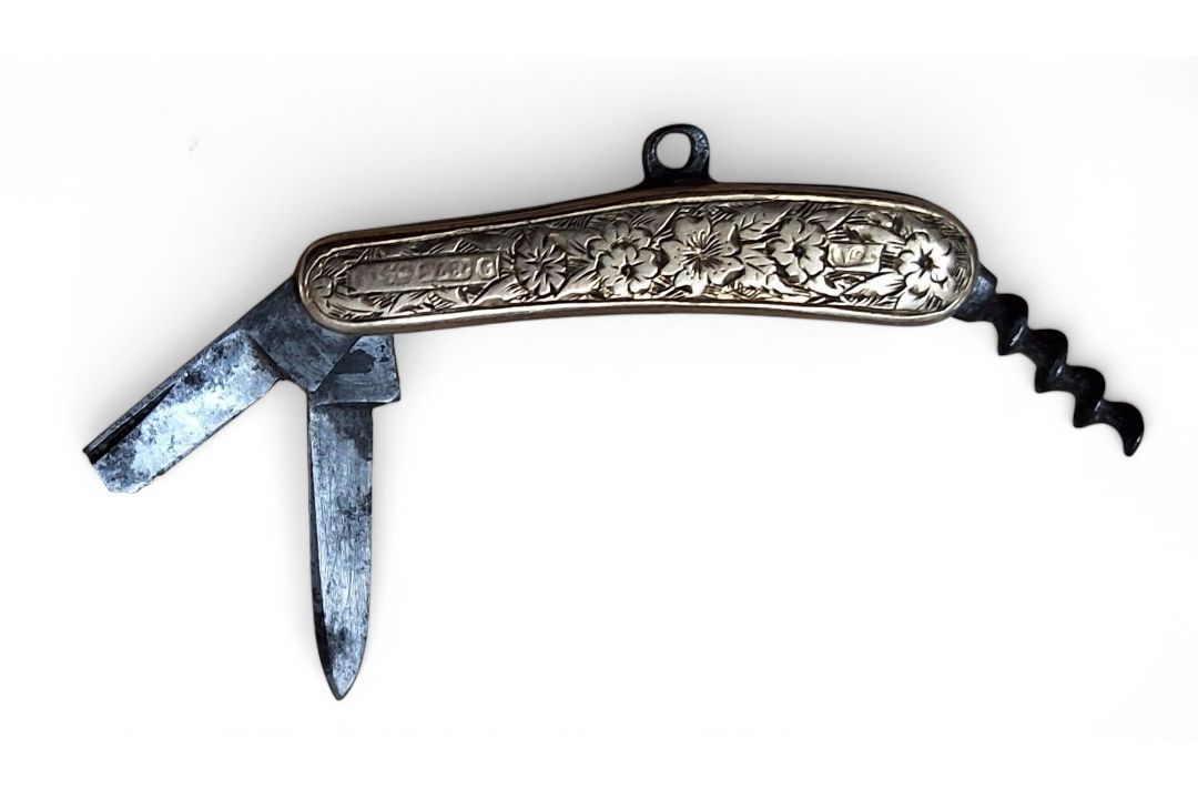 A late 19th/early 20th century novelty 9ct gold 'pistol grip' miniature pocket knife pendant, 9ct - Image 3 of 3