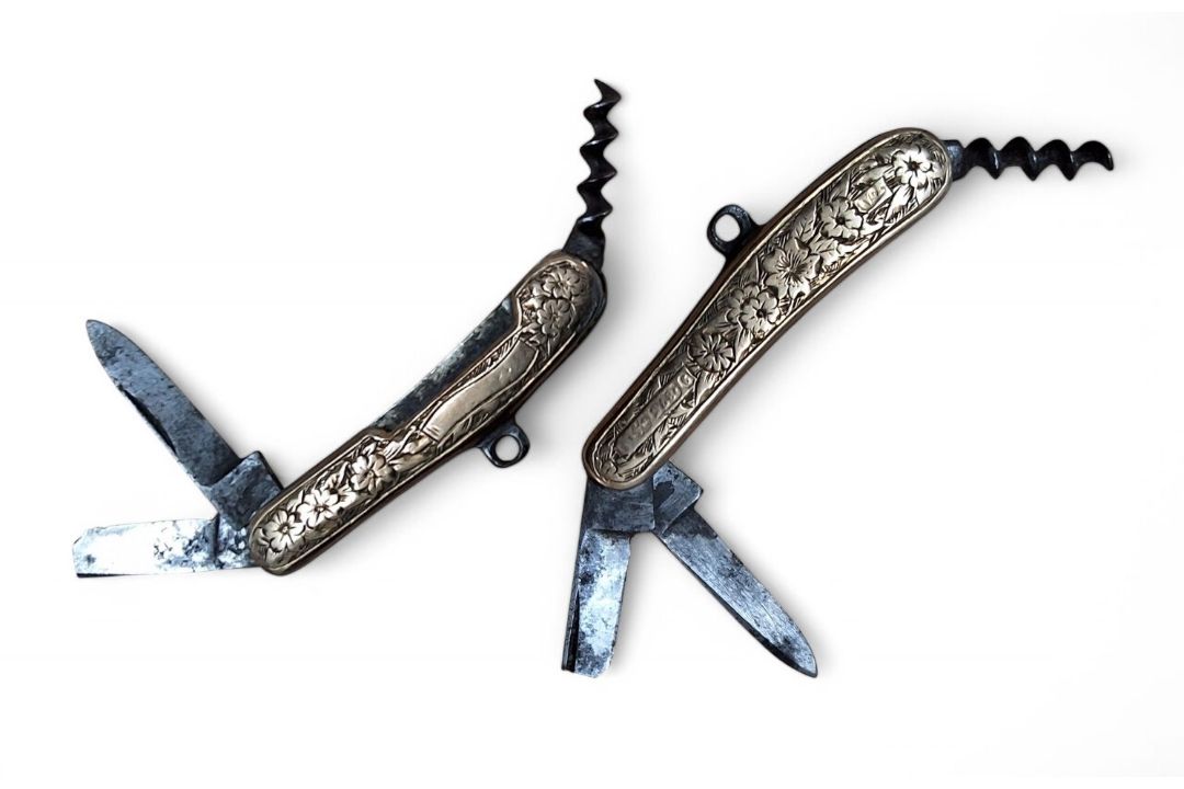 A late 19th/early 20th century novelty 9ct gold 'pistol grip' miniature pocket knife pendant, 9ct - Image 1 of 3