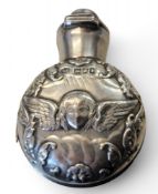 An Edwardian silver scent bottle holder, embossed with Reynolds angels and foliate scrolls, 8cm