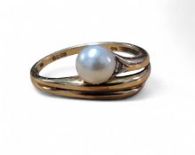 A contemporary 9ct gold and pearl ring, size M, 2.2g gross