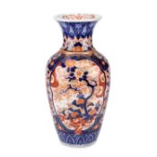 A LARGE JAPANESE IMARI VASE CIRCA 1900