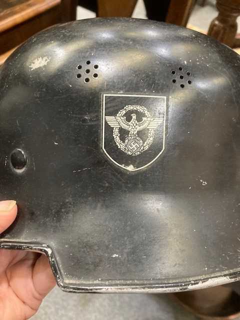 A GERMAN SECOND WORLD WAR FIRE POLICE HELMET - Image 4 of 4