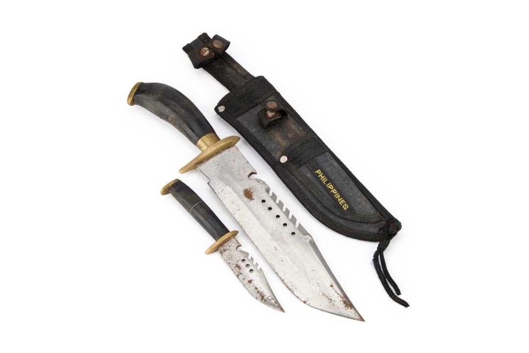 A PAIR OF VINTAGE HUNTING KNIFES