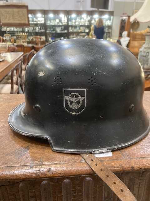 A GERMAN SECOND WORLD WAR FIRE POLICE HELMET - Image 2 of 4