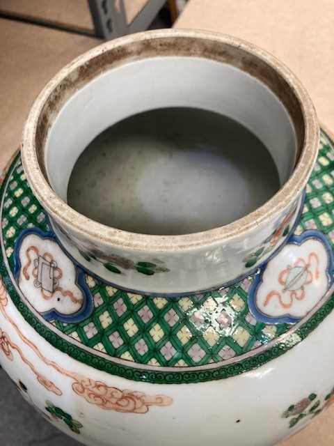 A LARGE CHINESE FAMILLE VERTE PORCELAIN VASE AND COVER - Image 5 of 7