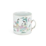 A CHINESE FAMILLE ROSE PORCELAIN MUG