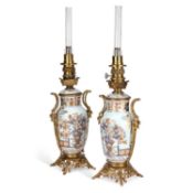 A PAIR OF IMARI PORCELAIN AND ORMOLU-MOUNTED TABLE OIL LAMPS