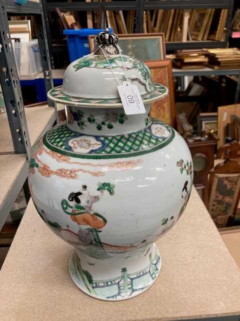 A LARGE CHINESE FAMILLE VERTE PORCELAIN VASE AND COVER - Image 2 of 7