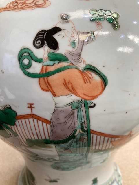 A LARGE CHINESE FAMILLE VERTE PORCELAIN VASE AND COVER - Image 4 of 7