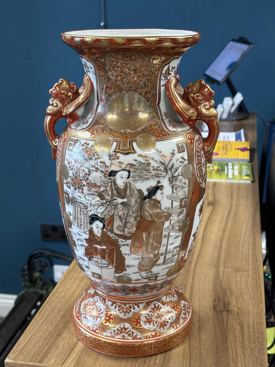 A LARGE PAIR OF JAPANESE KUTANI PORCELAIN VASES MEIJI PERIOD (1868-1912) - Image 10 of 10