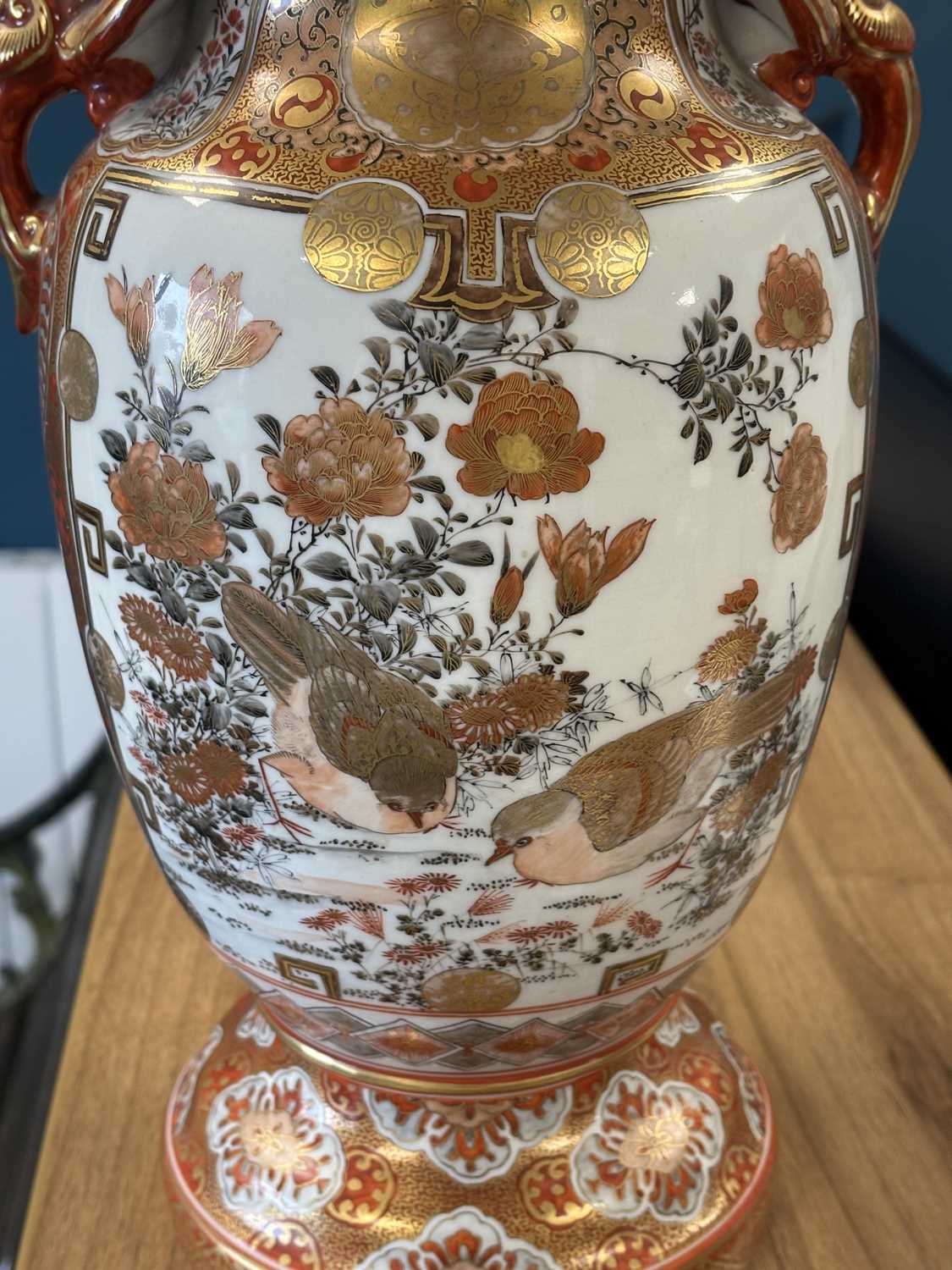 A LARGE PAIR OF JAPANESE KUTANI PORCELAIN VASES MEIJI PERIOD (1868-1912) - Image 5 of 10