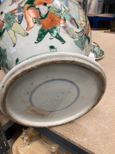 A LARGE CHINESE FAMILLE VERTE PORCELAIN VASE AND COVER - Image 6 of 7