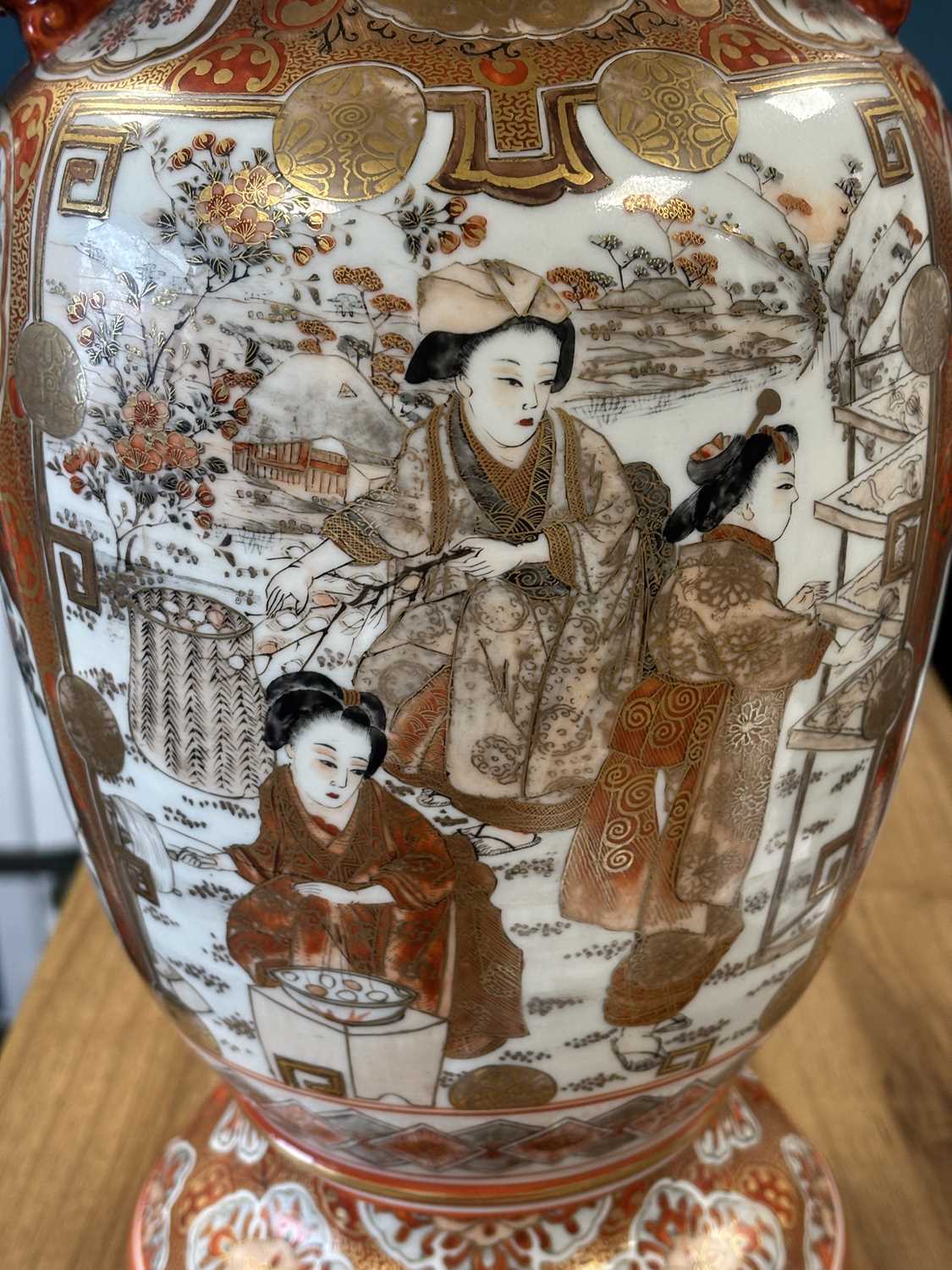 A LARGE PAIR OF JAPANESE KUTANI PORCELAIN VASES MEIJI PERIOD (1868-1912) - Image 6 of 10
