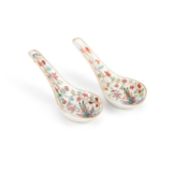A PAIR OF CHINESE FAMILLE ROSE PORCELAIN SPOONS