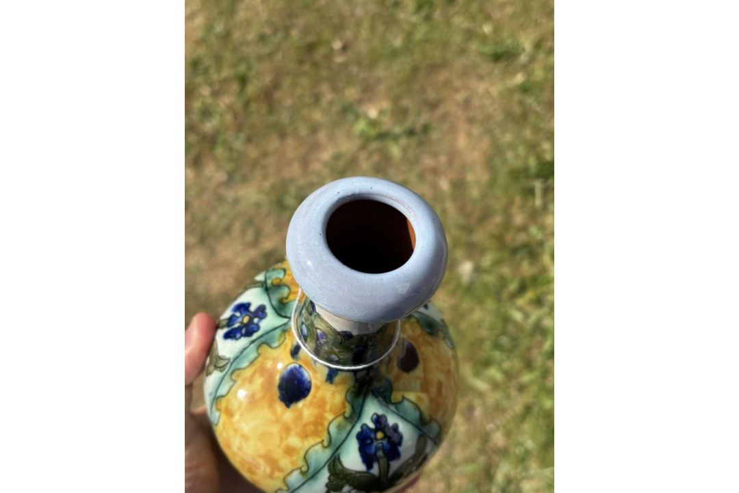 CARLO MANZONI (1855-1910) AN ARTS AND CRAFTS POTTERY BOTTLE VASE - Image 3 of 10
