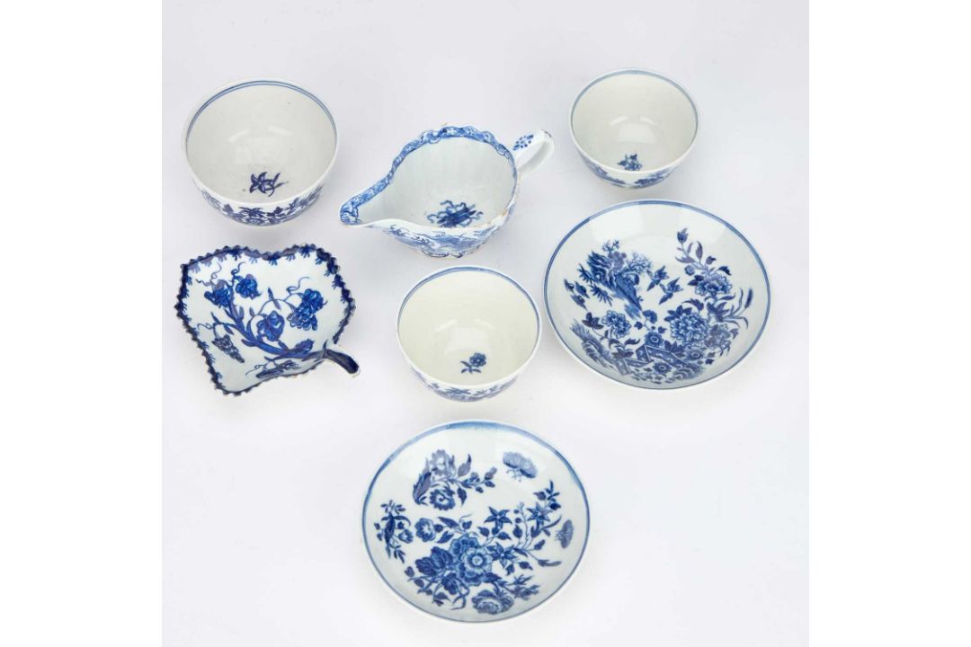 A GROUP OF 18TH CENTURY ENGLISH PORCELAIN - Image 2 of 3