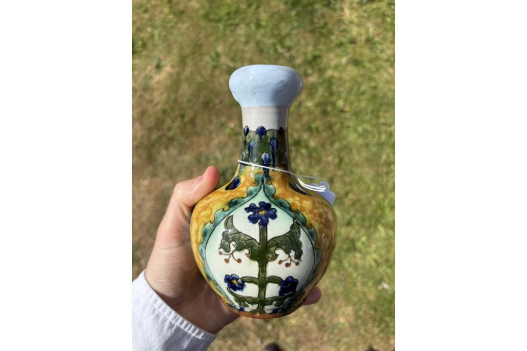 CARLO MANZONI (1855-1910) AN ARTS AND CRAFTS POTTERY BOTTLE VASE - Image 8 of 10