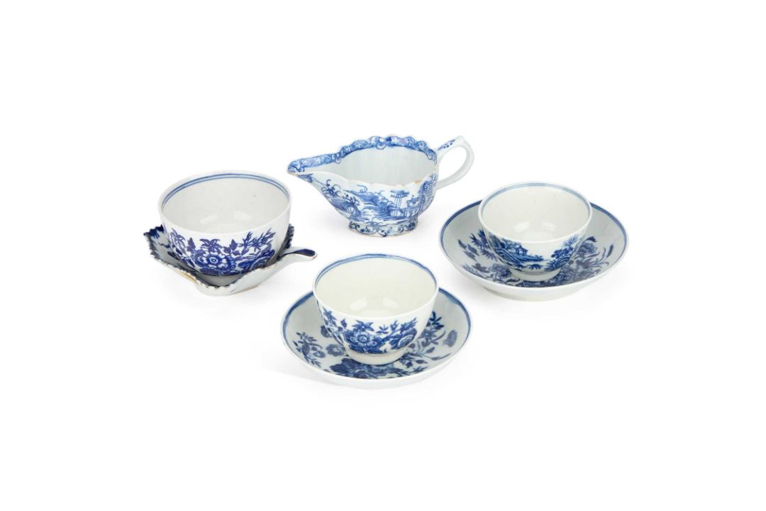 A GROUP OF 18TH CENTURY ENGLISH PORCELAIN - Image 1 of 3
