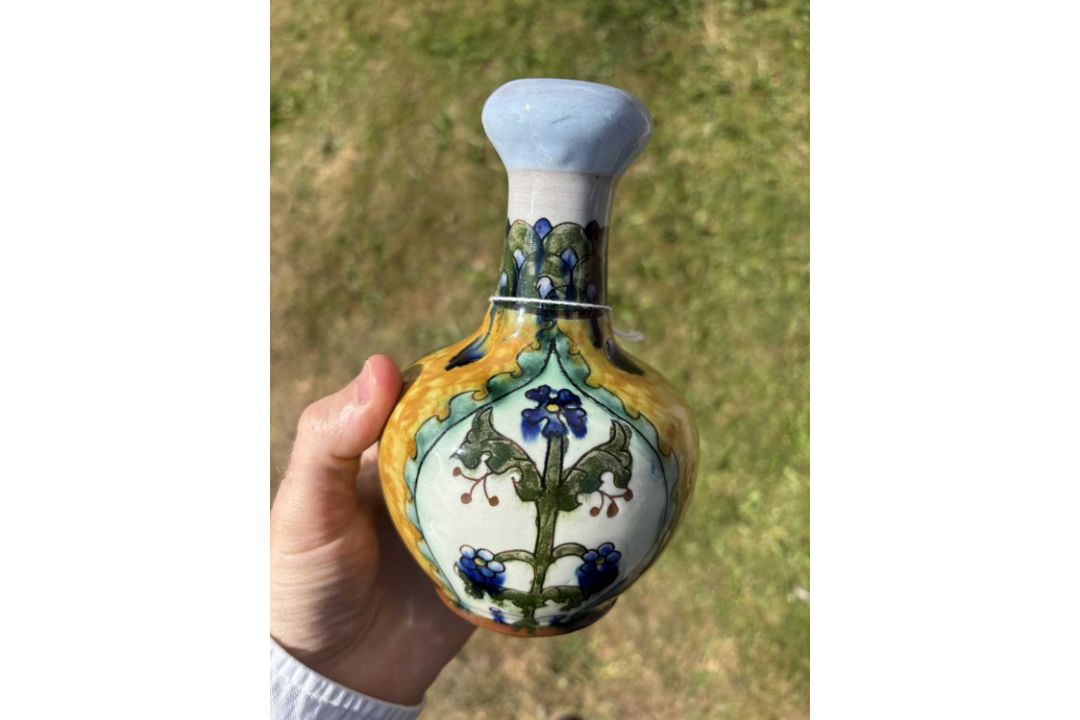 CARLO MANZONI (1855-1910) AN ARTS AND CRAFTS POTTERY BOTTLE VASE - Image 7 of 10