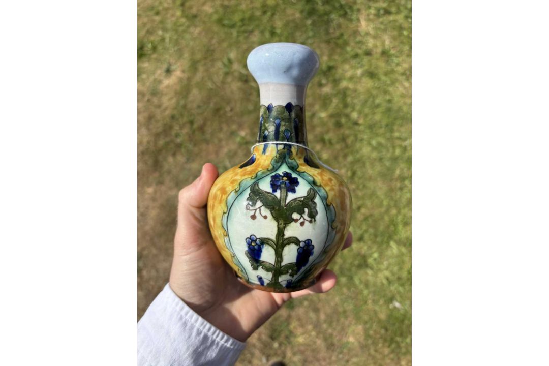 CARLO MANZONI (1855-1910) AN ARTS AND CRAFTS POTTERY BOTTLE VASE - Image 9 of 10