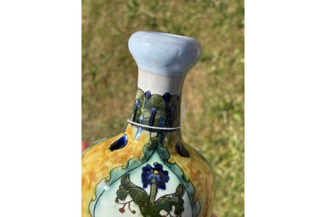 CARLO MANZONI (1855-1910) AN ARTS AND CRAFTS POTTERY BOTTLE VASE - Image 5 of 10
