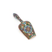 AN EARLY 20TH CENTURY RUSSIAN SILVER-GILT AND ENAMEL CADDY SPOON
