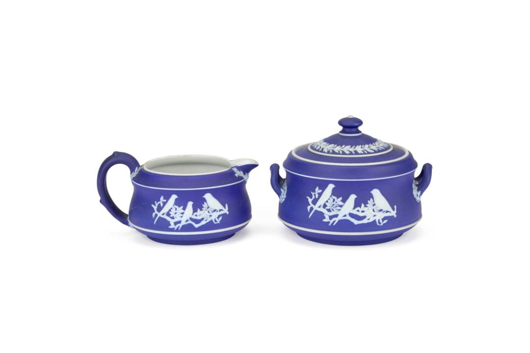 A WEGDWOOD BLUE JASPER SUCRIER AND CREAM JUG - Image 1 of 3