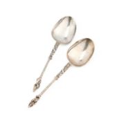 A PAIR OF CONTINENTAL SILVER APOSTLE SPOONS