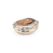 A SILVER AND AGATE SNUFF BOX LATE 18TH/ EARLY 19TH CENTURY